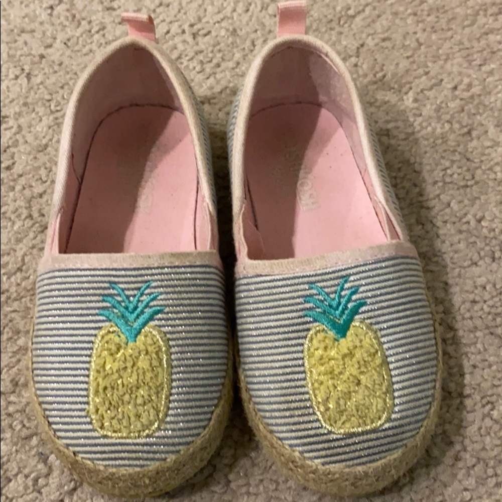 Oshkosh toddler girls flats size 7T.